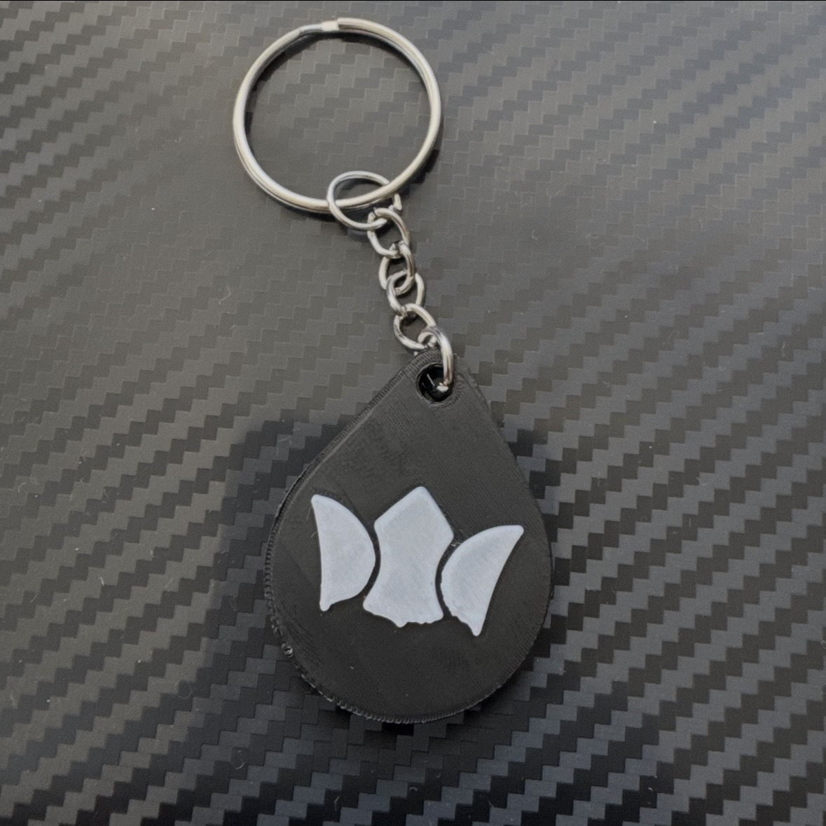 Personalizowany brelok NFC z logo Agro Centrum na czarnym tle o strukturze karbonu